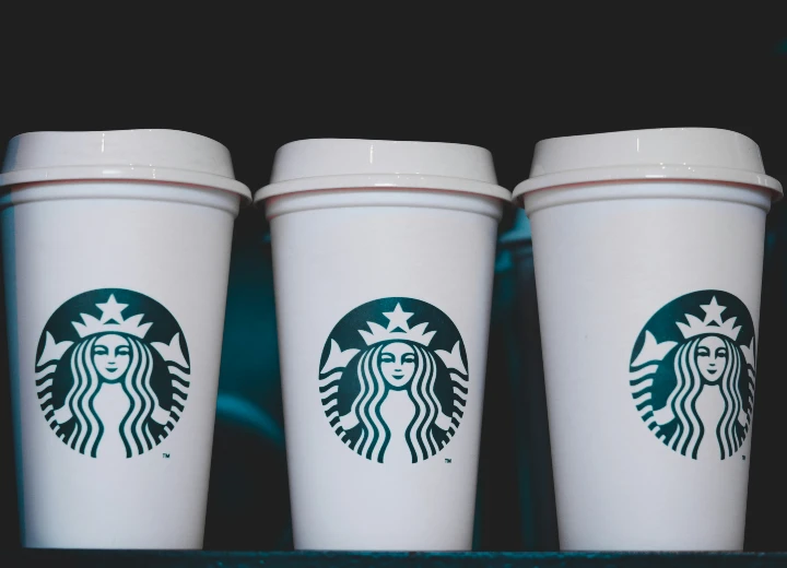 Nuevo CEO de Starbucks busca mejorar la cultura del café