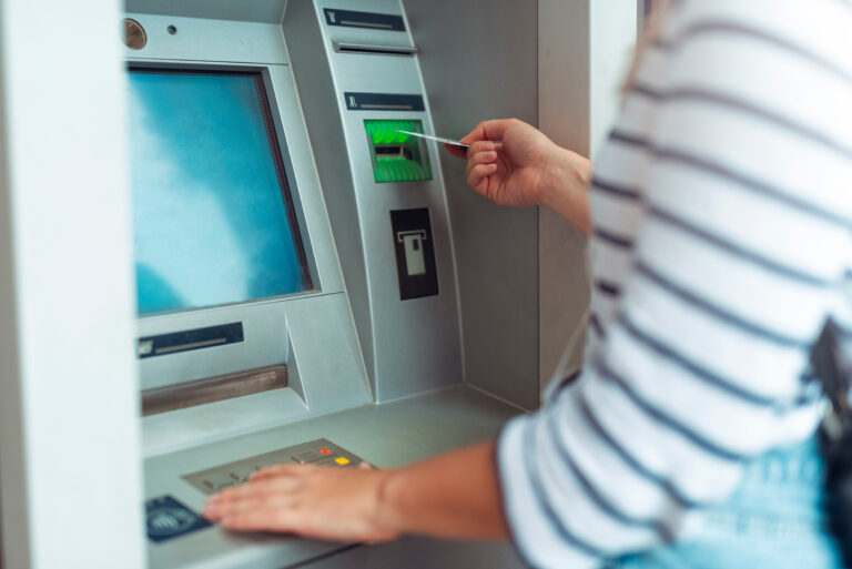 Cajeros automáticos modificarán la forma de sacar dinero a partir del 28 de junio