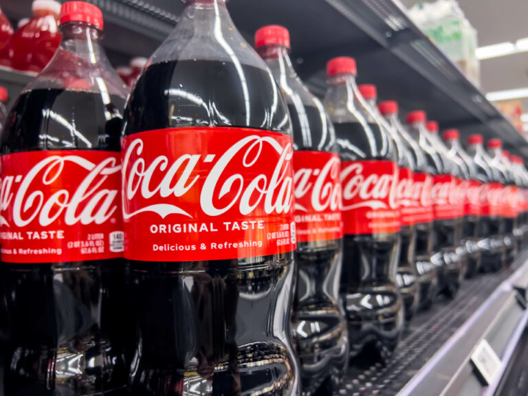 Coca-Cola cambia su receta original, ahora será endulzada con caña de azúcar, como lo solicitó Trump