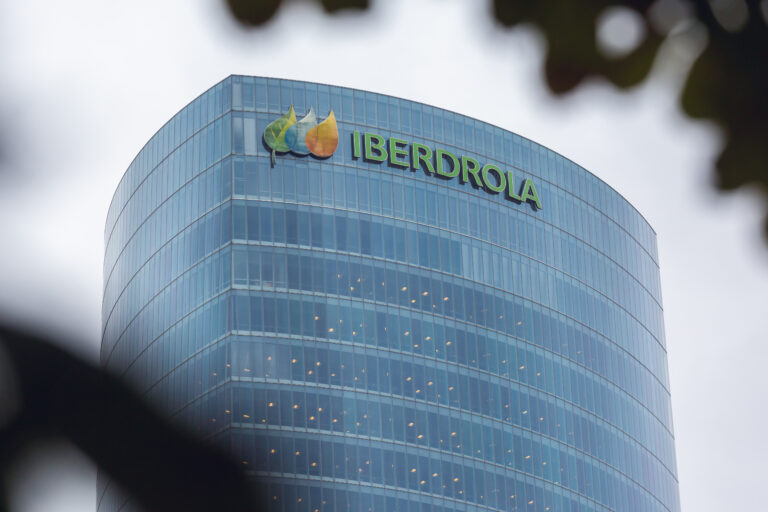 Iberdrola busca vender activos en México, Sheinbaum dice que no tendría que irse