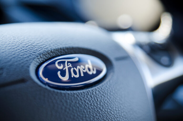 Ford fabricará autos eléctricos de 30,000 dólares con ayuda de ex empleados de Tesla