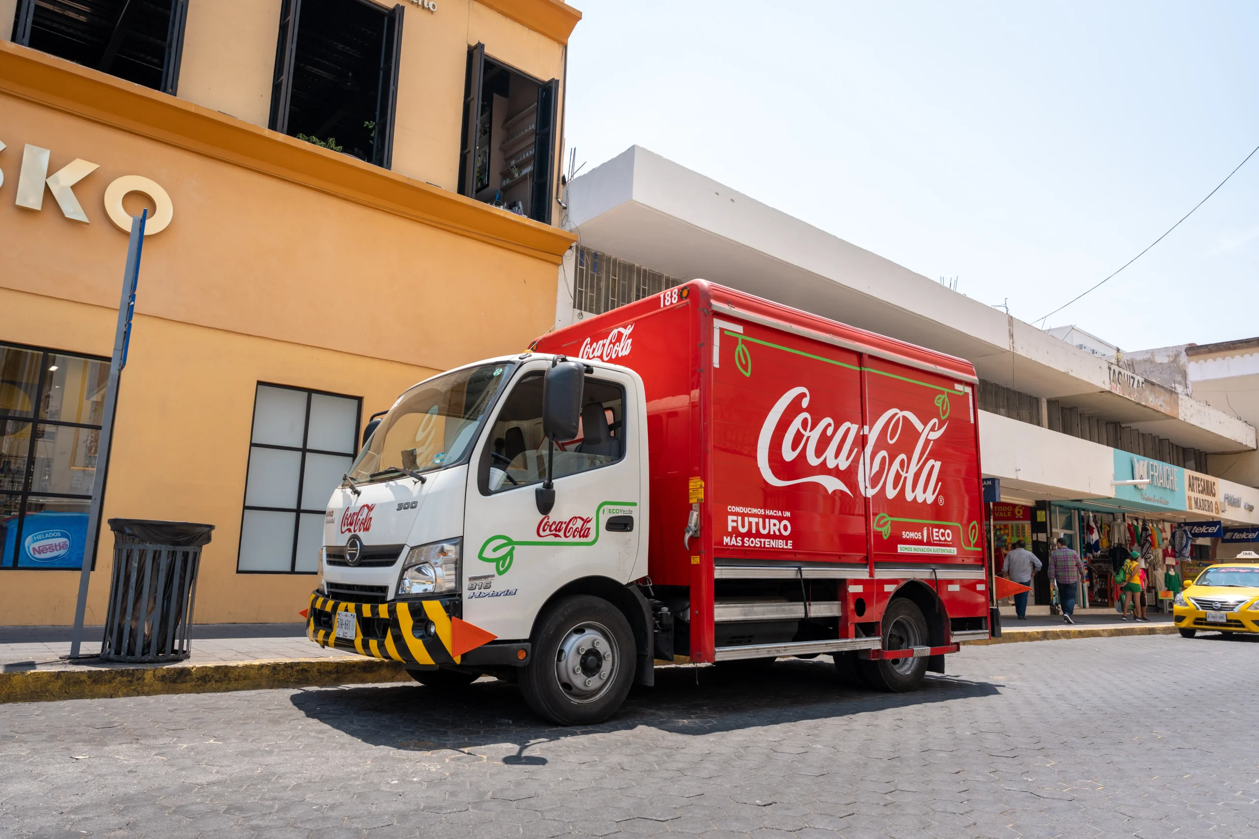 Como imagen destacada para este texto en el que hablamos del nuevo CEO de FEMSA, tenemos una fotografía ilustrativa de un camión de la empresa FEMSA.
