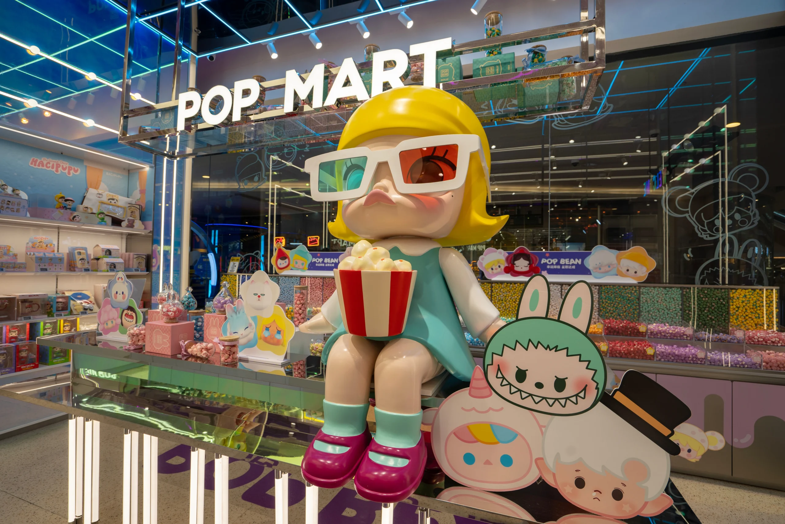 Como imagen destacada para este texto en el que hablamos de la llegada de Pop Mart a México, tenemos una fotografía ilustrativa de una tienda de Pop Mart en Japón.