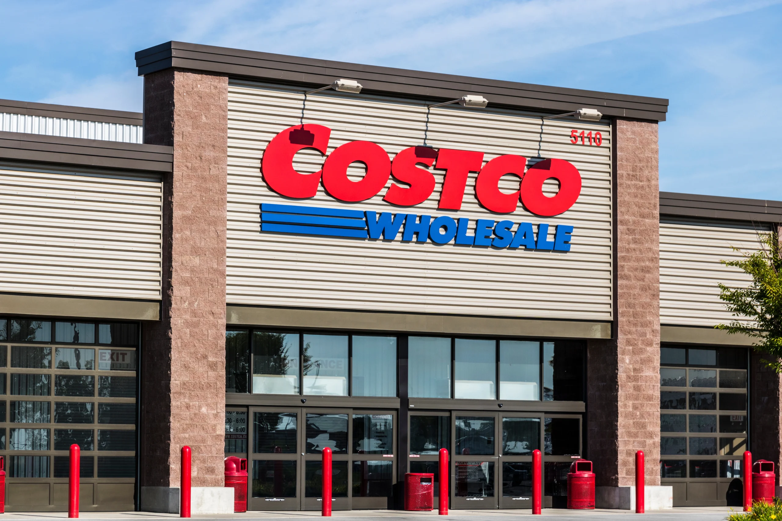 Como imagen destacada para este texto en el que hablamos del retiro de un vino Prosecco de cadena de autoservicio Costco, tenemos una fotografía ilustrativa de la fachada de una tienda Costco. 