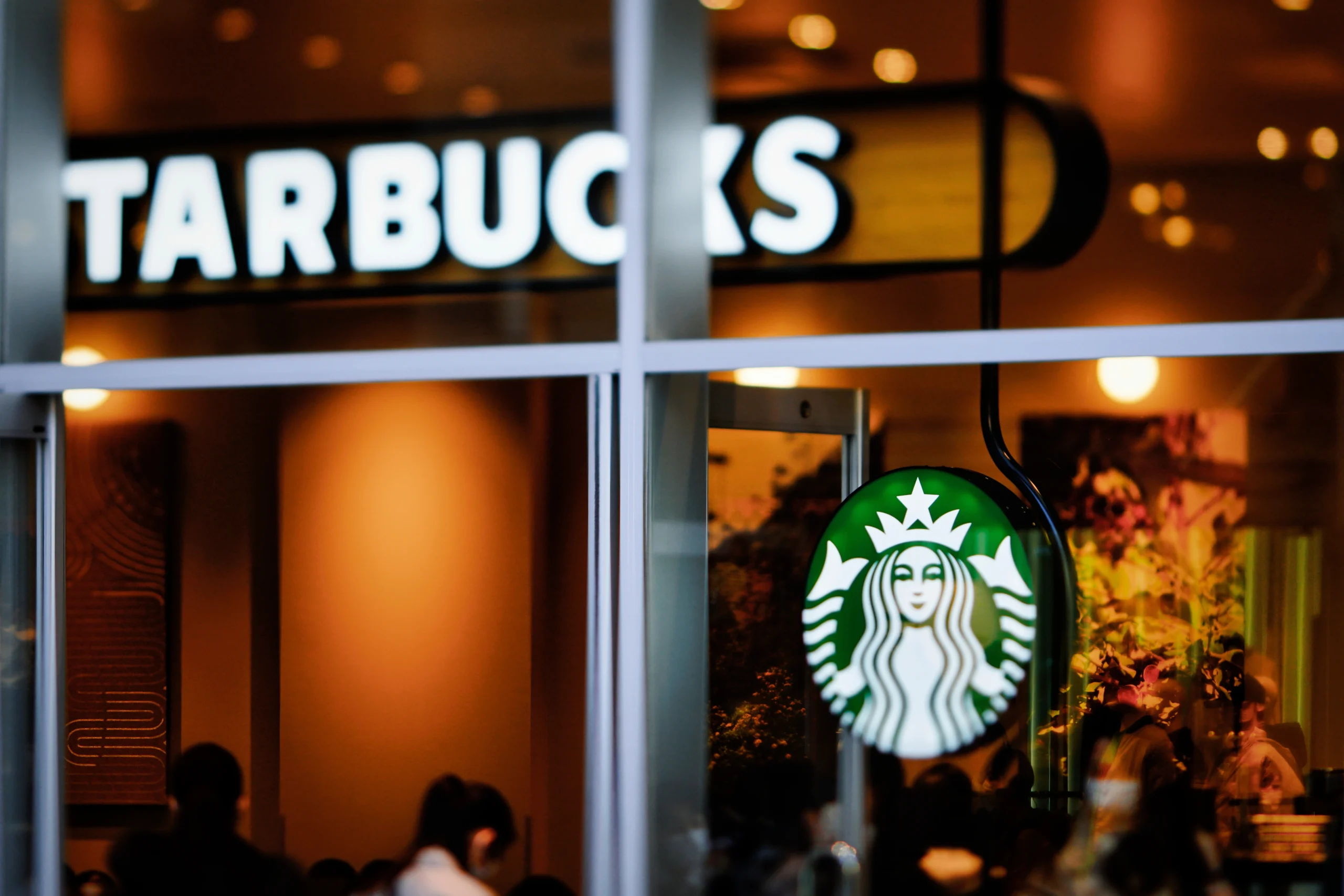 
Como imagen destacada para este texto en el que hablamos del cierre de sucursales de Starbucks, tenemos una fotografía ilustrativa de las fachada de una de sus sucursales.