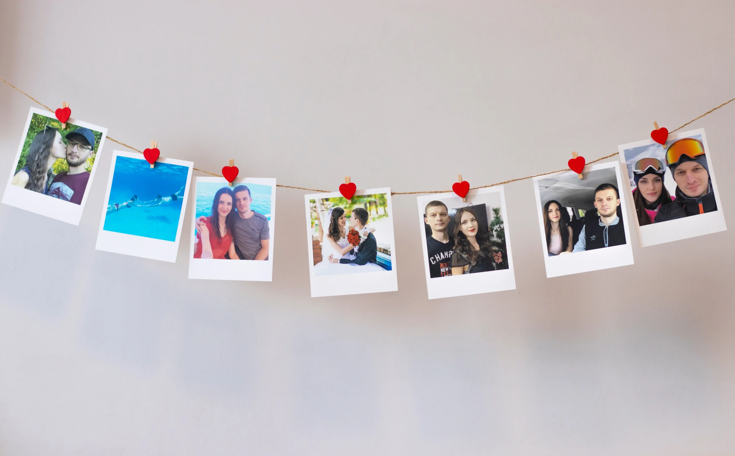 Como imagen destacada para este texto en el que hablamos de IA GEMINI, tenemos una fotografía ilustrativa de fotografías tipo Polaroid.