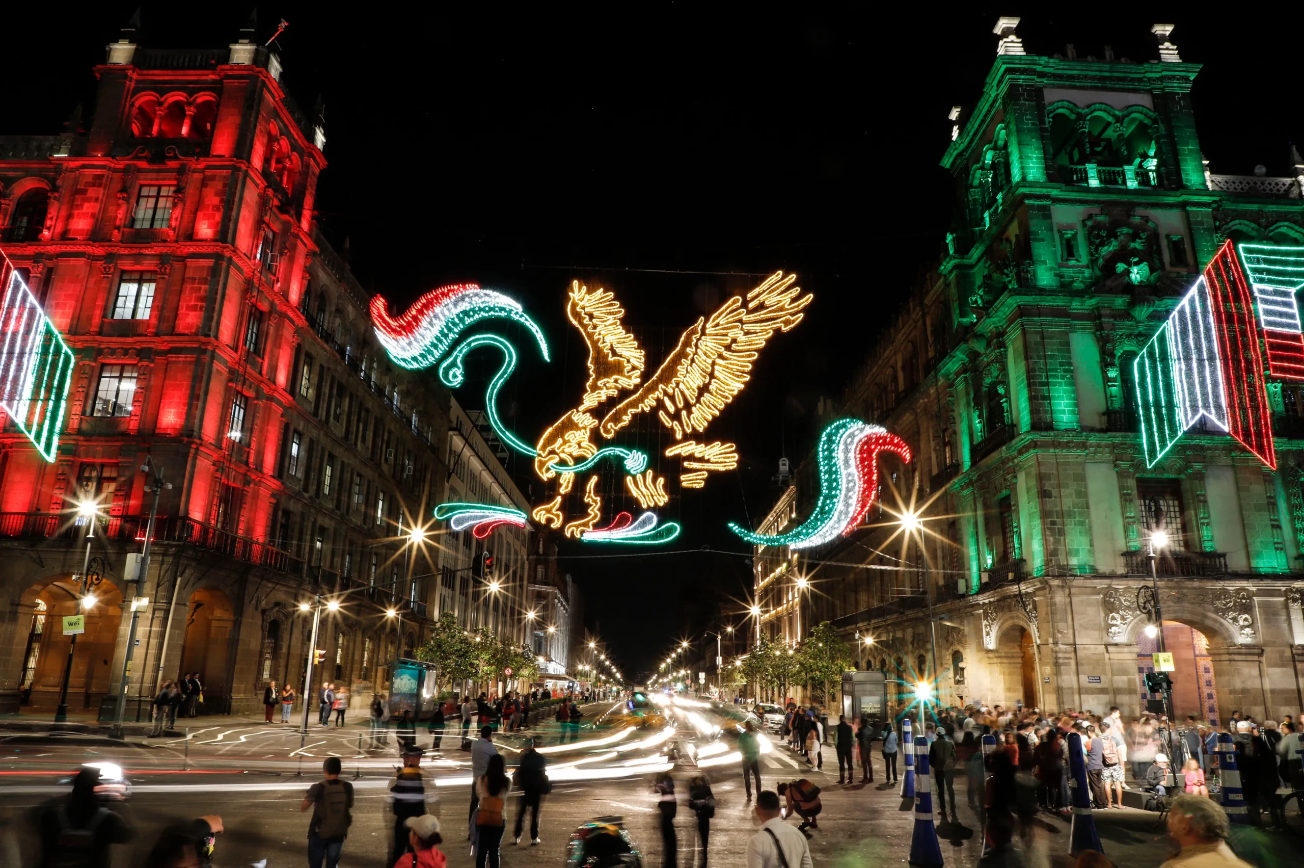 Como imagen destacada para este texto en el que hablamos de las festividades del 15 de septiembre, tenemos una fotografía ilustrativa de las fiestas patrias en la Ciudad de México.