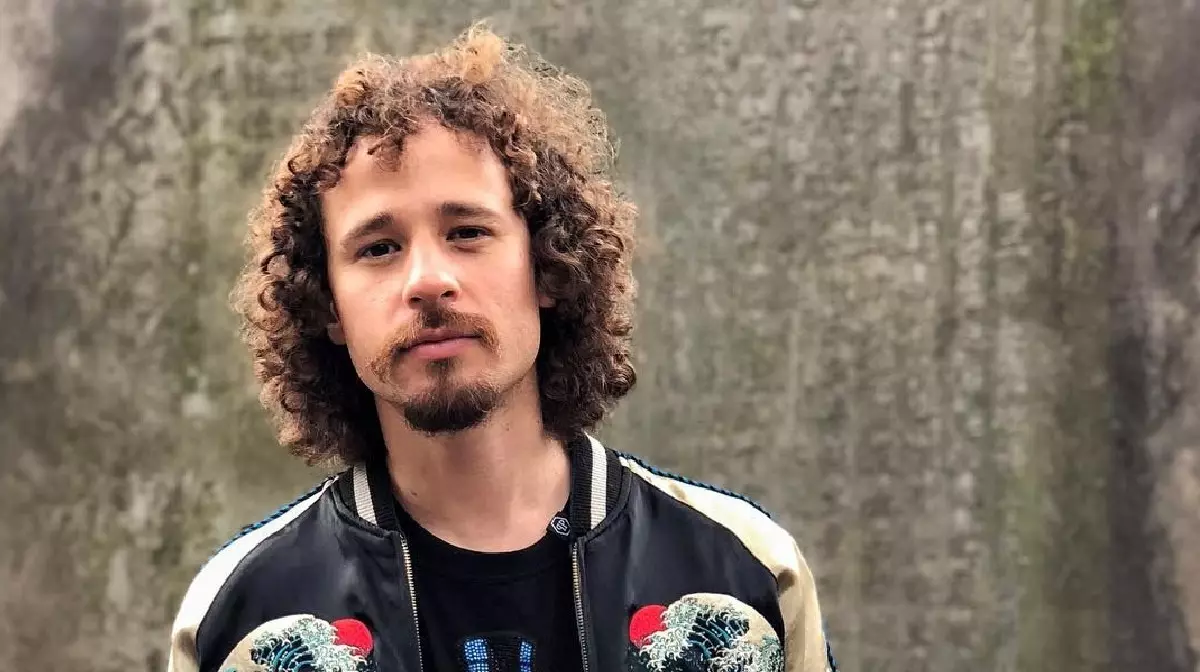 Como imagen destacada para este texto en el que hablamos de cuánto gana un influencer, tenemos una fotografía ilustrativa de Luisito Comunica, el influencer mexicano.