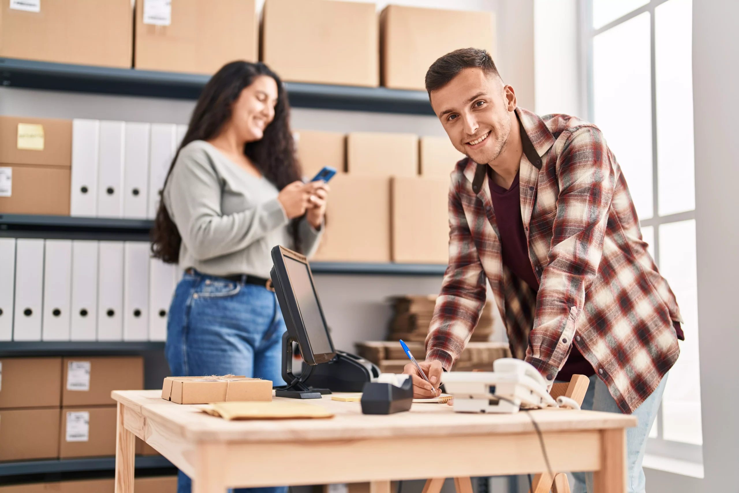Como imagen destacada para este texto en el que hablamos de Amazon como la plataforma de e-commerce que se unió al distintivo Hecho en México, tenemos una fotografía ilustrativa de dos personas enviando paquetes.