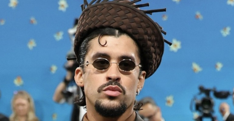 Como imagen destacada para este texto en el que hablamos de Bad Bunny en el show del medio tiempo del Super Bowl 2026, tenemos una fotografía ilustrativa del artista.