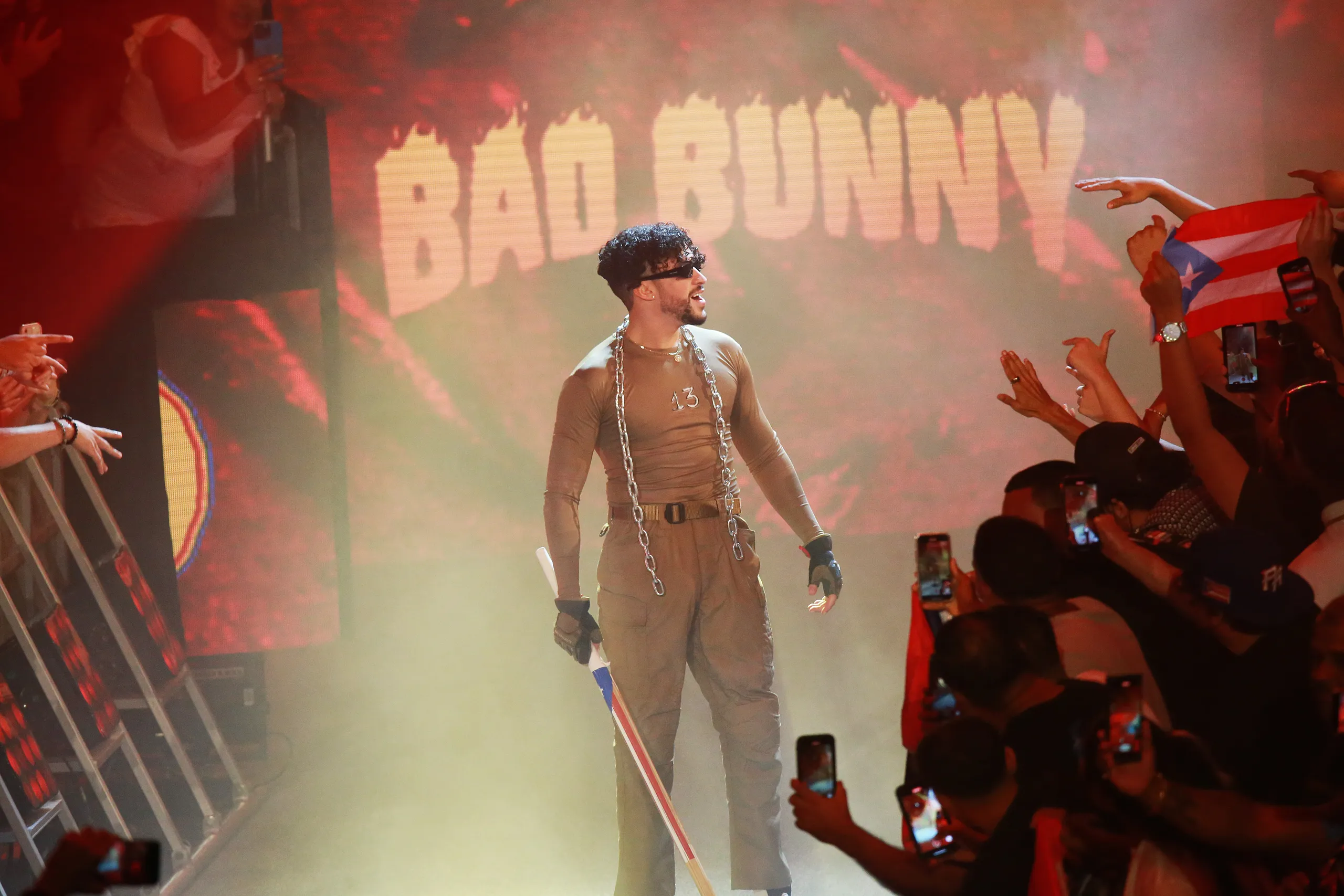 Como imagen destacada para este texto en el que hablamos del concierto por Amazon de Bad Bunny, tenemos una fotografía ilustrativa de la gira más reciente del artista puertorriqueño.