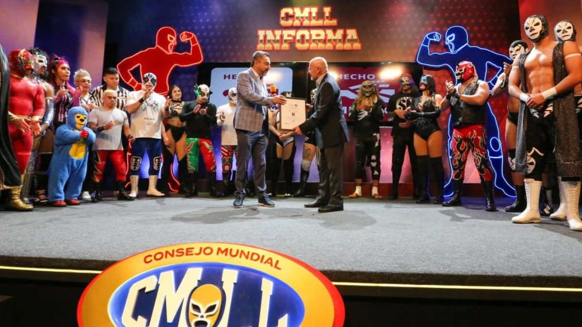 Como imagen destacada para este texto en el que hablamos de la certificación Hecho en México, tenemos una fotografía ilustrativa de la entrega de la insignia por parte de la Secretaría de Economía a CMLL.