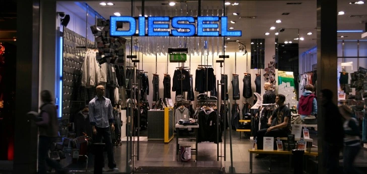 Como imagen destacada para este texto en el que hablamos de Diesel y su moda interactiva, tenemos una fotografía ilustrativa de una tienda de la marca.
