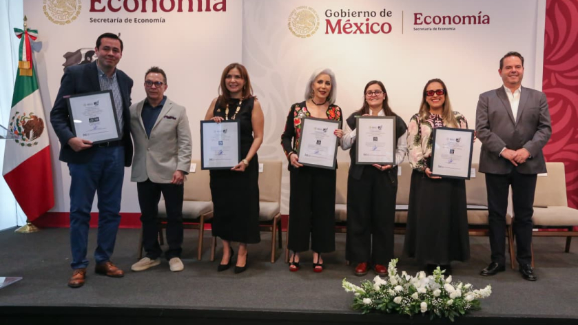 Como imagen destacada para este texto en el que hablamos de las franquicias certificadas con el sello Hecho en México, tenemos una fotografía ilustrativa del evento donde aparecen los funcionarios que asistieron al evento.