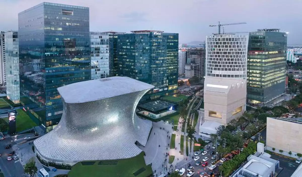 Como imagen destacada para este texto en el que la licitación que gano la empresa de Carlos Slim para construir el Tren del Norte, tenemos una fotografía ilustrativa del corporativo de Grupo Carso.