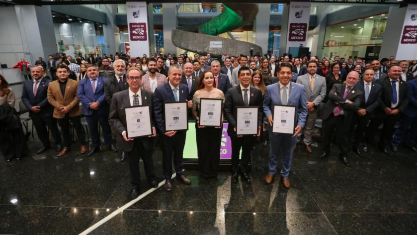 Como imagen destacada para este texto en el que hablamos de la certificación Hecho en México, tenemos una fotografía ilustrativa de la entrega de la insignia por parte de la Secretaría de Economía a Bacardí.