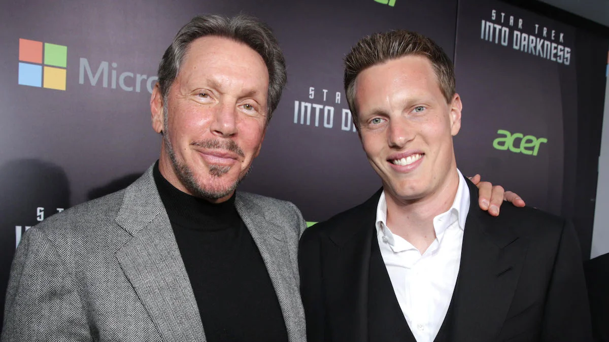 Como imagen destacada para este texto en el que hablamos de Larry Ellison tenemos una fotografía ilustrativa de Larry Ellison y su hijo David Ellison, el segundo hombre más rico del mundo. 