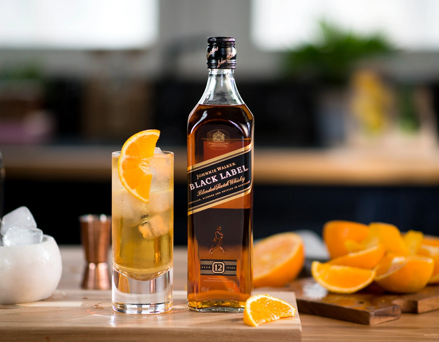 Como imagen destacada para este texto en el que hablamos de la colaboración de Sabrina Carpenter con Johnnie Walker, tenemos una imagen de la botella de Johnnie Walker Black al lado de un coctel.