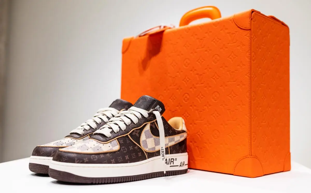 Como imagen destacada para este texto en el que hablamos de Nike y sus lanzamientos de sneakers de lujo, tenemos una fotografía ilustrativa de uno Air Force 1 en colaboración con LV.