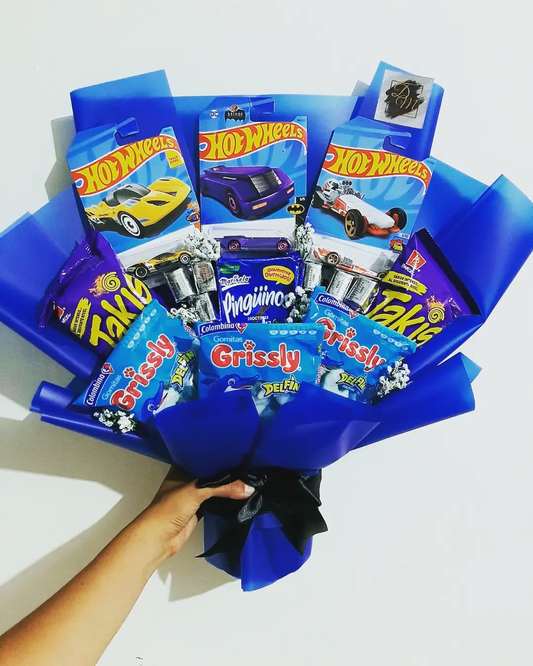 Como imagen destacada para este texto en el que hablamos de la tradición del 30 de septiembre de regalar Hot Wheels, tenemos una fotografía ilustrativa de un ramo de coches de esta marca.