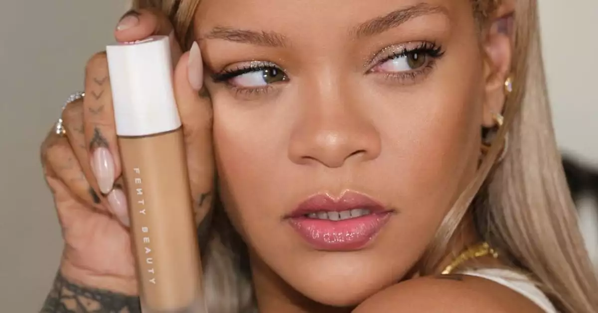 Como imagen destacada para este texto en el que hablamos de Fenty Beauty la empresa de cosméticos de Rihanna, tenemos una fotografía ilustrativa de una de las campañas de la empresa.