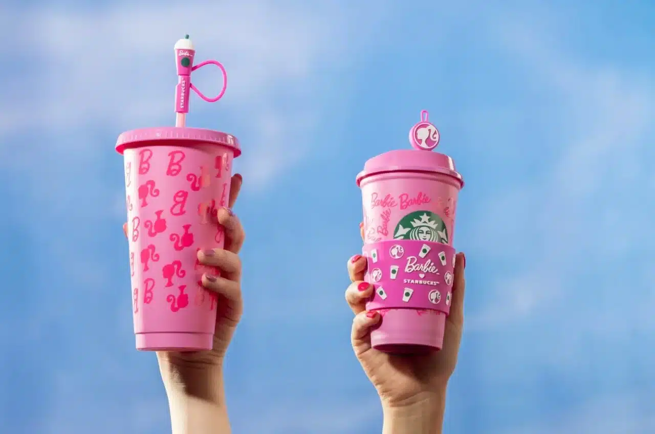 Como imagen destacada para este texto en el que hablamos de la nueva colección de barbie en Starbucks, tenemos una fotografía ilustrativa de los vasos de esta colección.