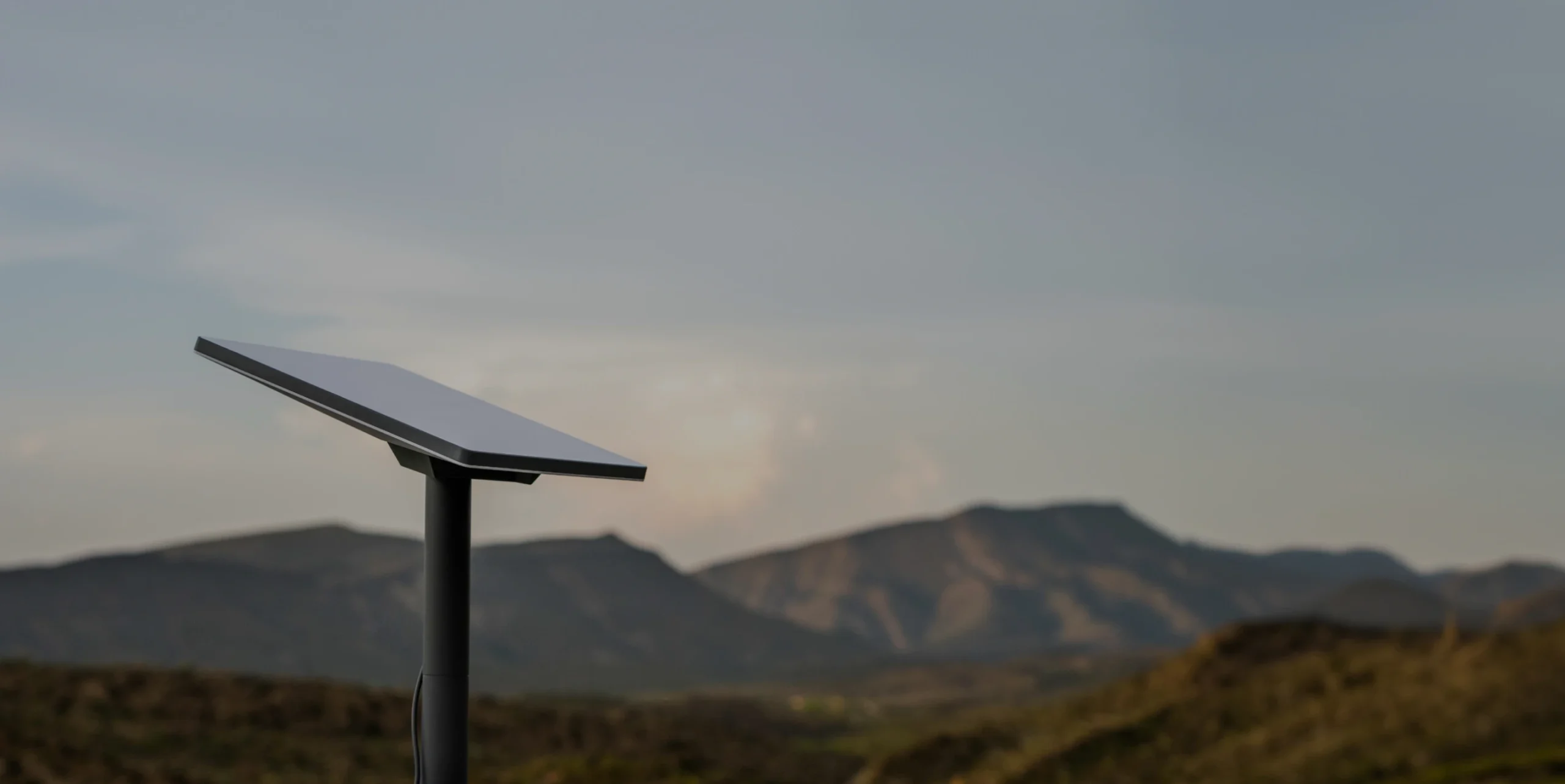 Como imagen destacada para este texto en el que hablamos del servicio de internet Starlink, tenemos una fotografía ilustrativa de una antena de Starlink en las montañas.