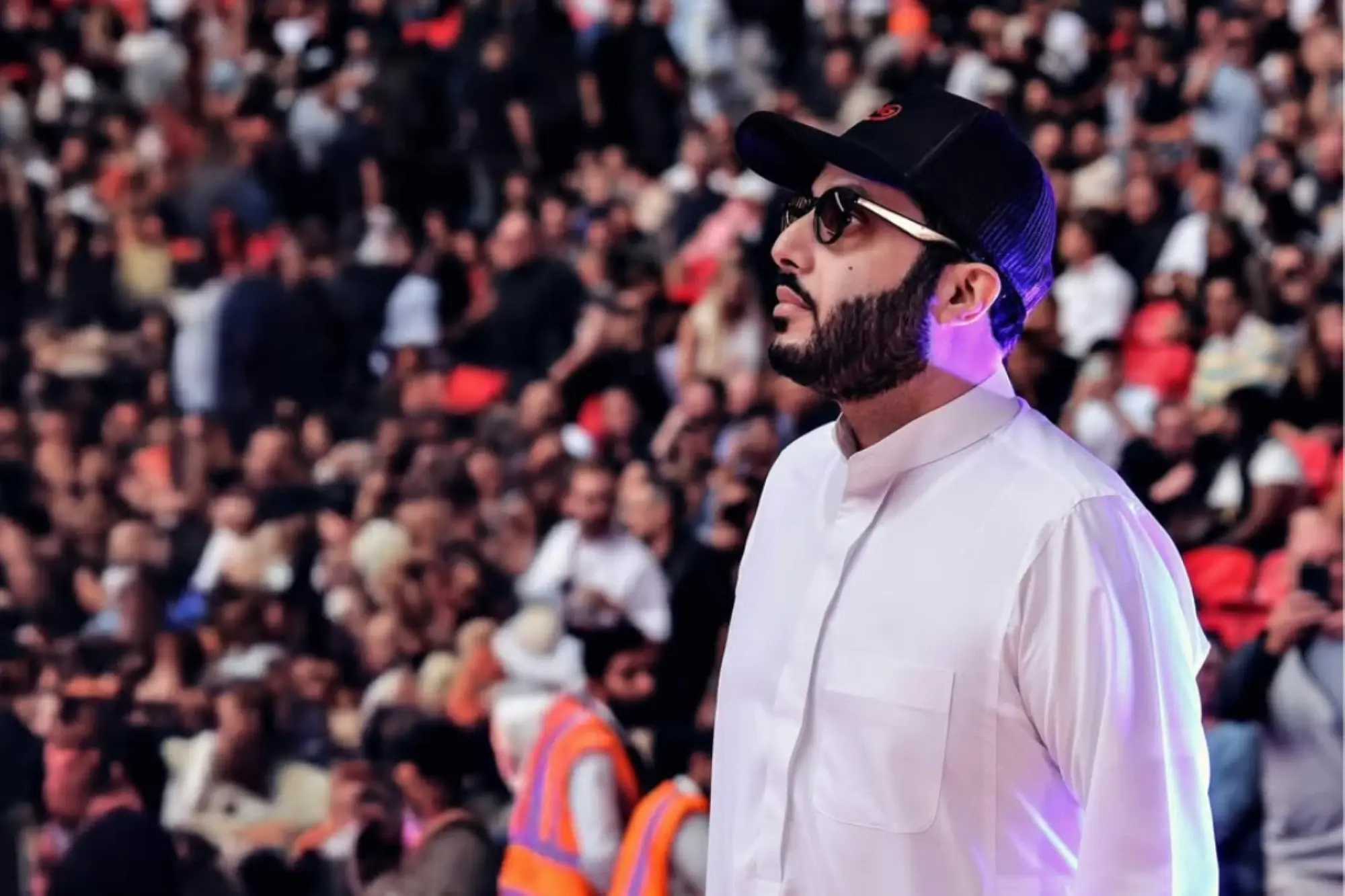 Como imagen destacada para este texto en el que hablamos de Turki Alalshikh, tenemos una fotografía ilustrativa del personaje considerado el hombre más influyente de los deportes de combate actualmente.