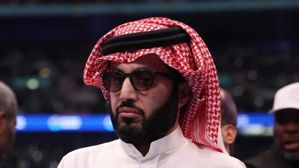 Como imagen destacada para este texto en el que hablamos de Turki Alalshikh, tenemos una fotografía ilustrativa del personaje considerado el hombre más influyente de los deportes de combate actualmente.