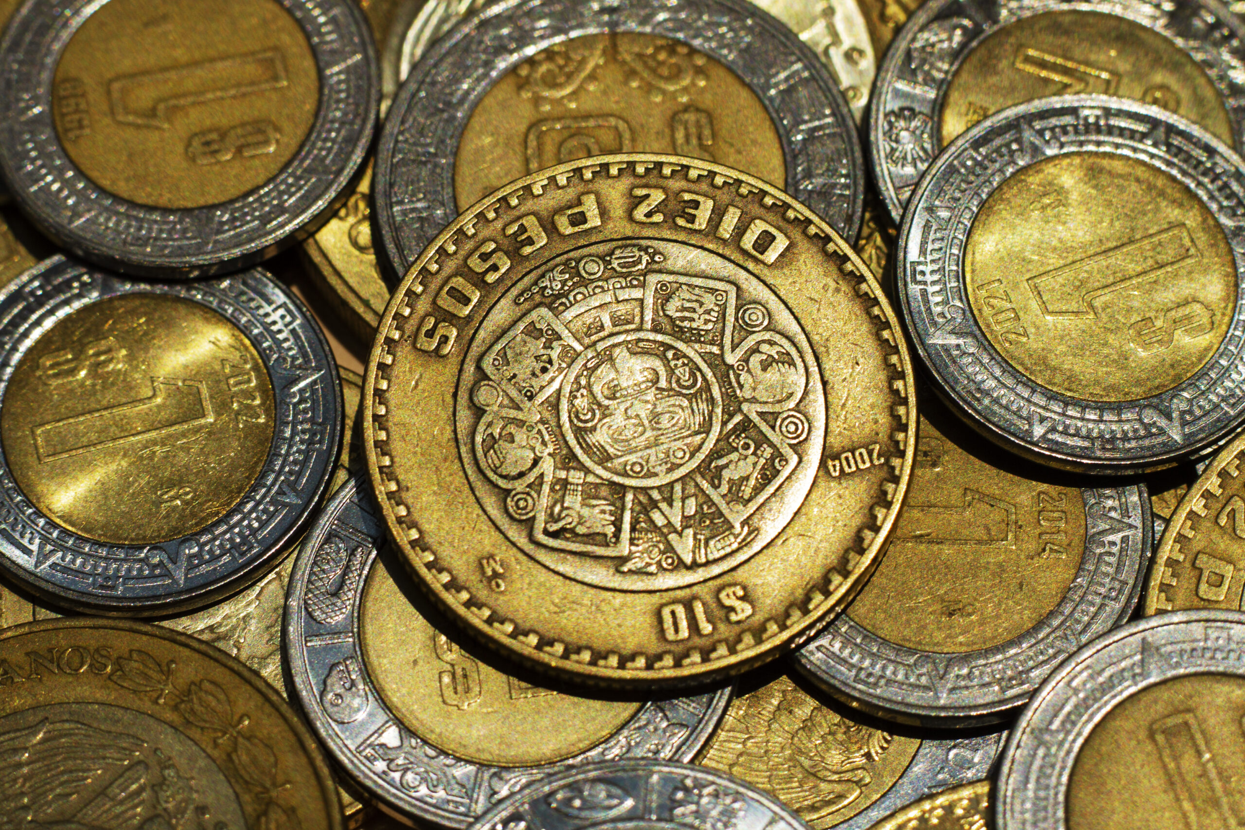 Como imagen destacada para este texto en el que hablamos de Banorte y la moneda conmemorativa por la que ofrece hasta 60 mil pesos, tenemos una fotografía ilustrativa de monedas mexicanas de diferentes denominaciones. 