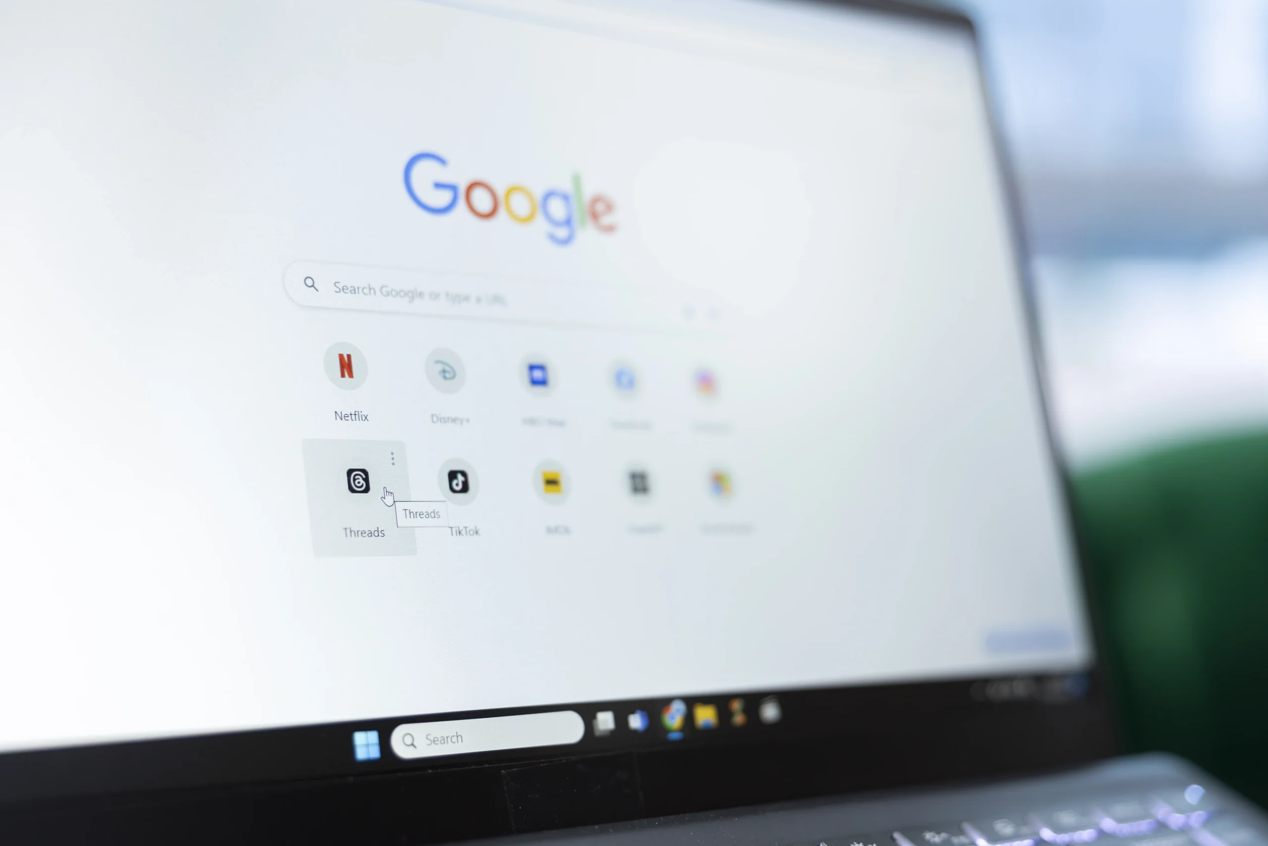 Como imagen destacada para este texto en el que hablamos de las respuesta de Google, tenemos una fotografía ilustrativa de las primeras páginas de búsqueda de Google.