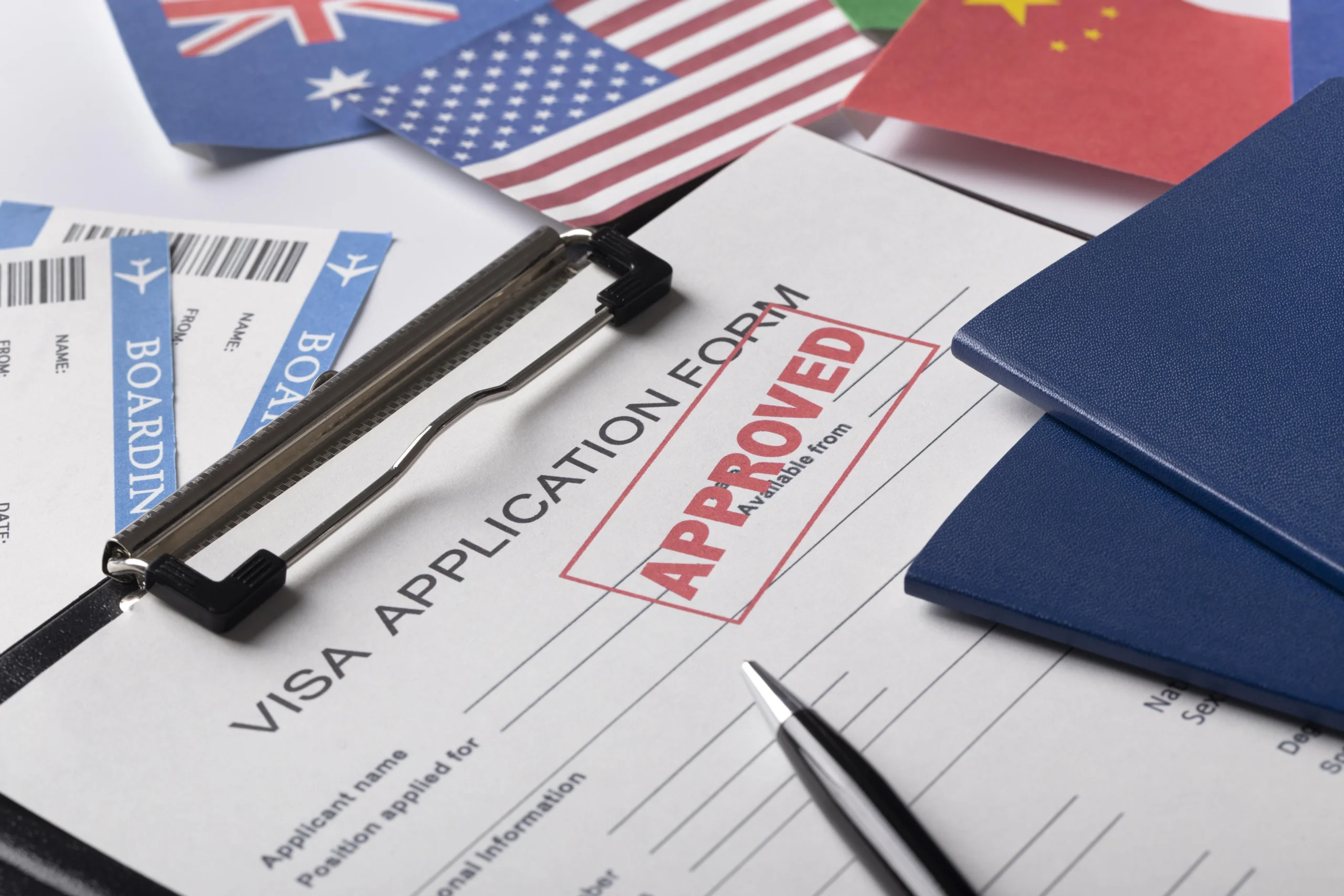Como imagen destacada para este texto en el que hablamos de los tipos de visa para Estados Unidos, tenemos una fotografía ilustrativa de una solicitud de visa aprobada.