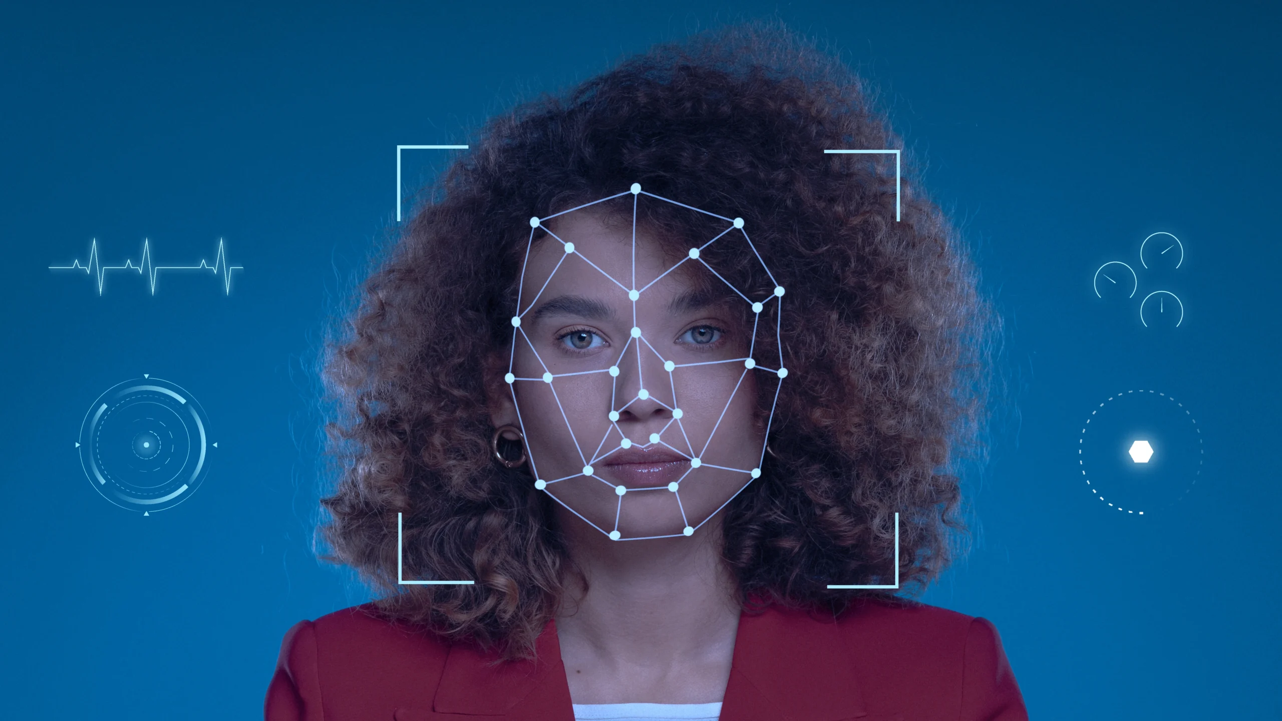 Como imagen destacada para este texto en el que hablamos de la CURP Biométrica, tenemos una fotografía ilustrativa de una gráfica de una mujer procesando datos biométricos.