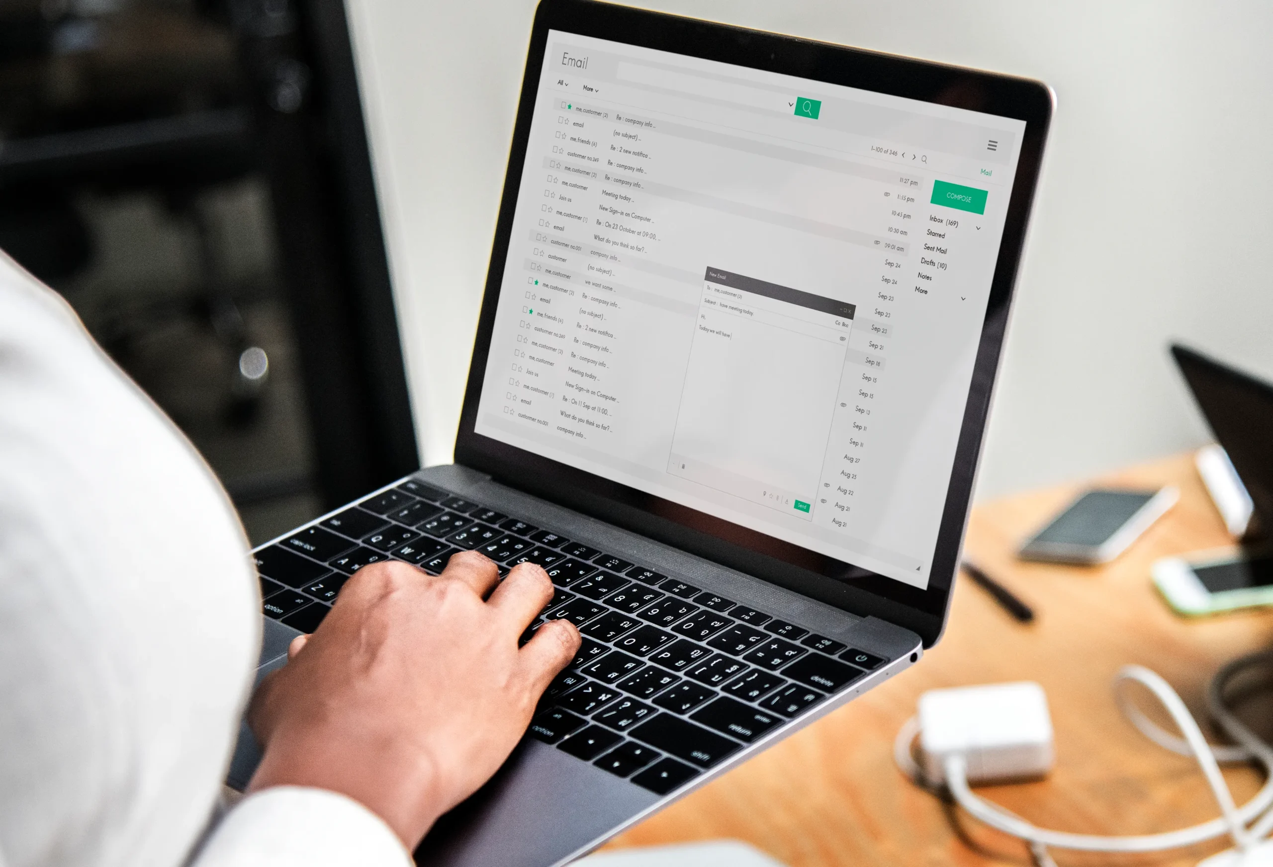 Como imagen destacada para este texto en el que hablamos de la nueva función de Gmail, tenemos una fotografía ilustrativa una persona trabajando en una computadora.