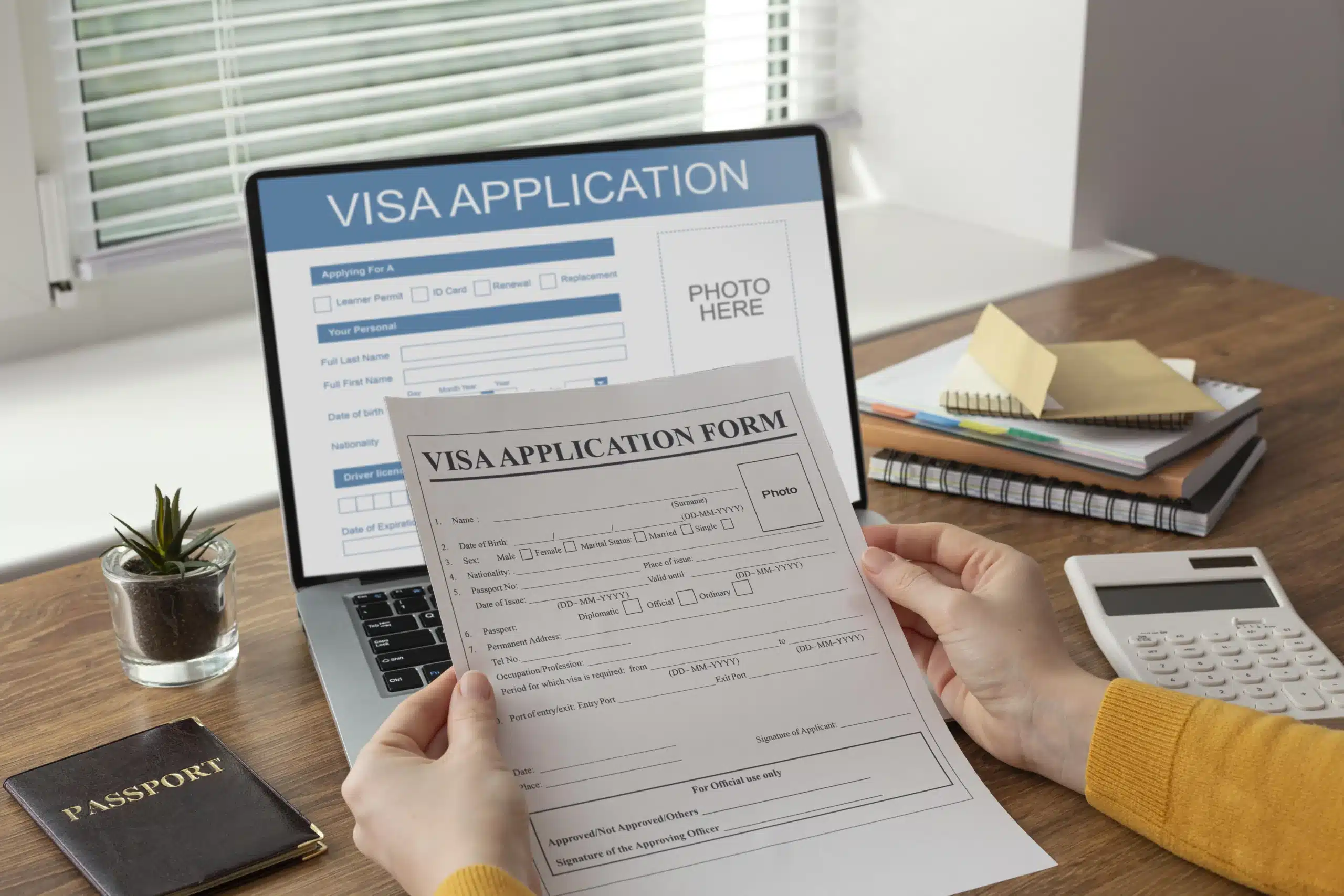 Como imagen destacada para este texto en el que hablamos de los tipos de visa para Estados Unidos, tenemos una fotografía ilustrativa de una solicitud de trámite de visa en una pantalla de computadora.