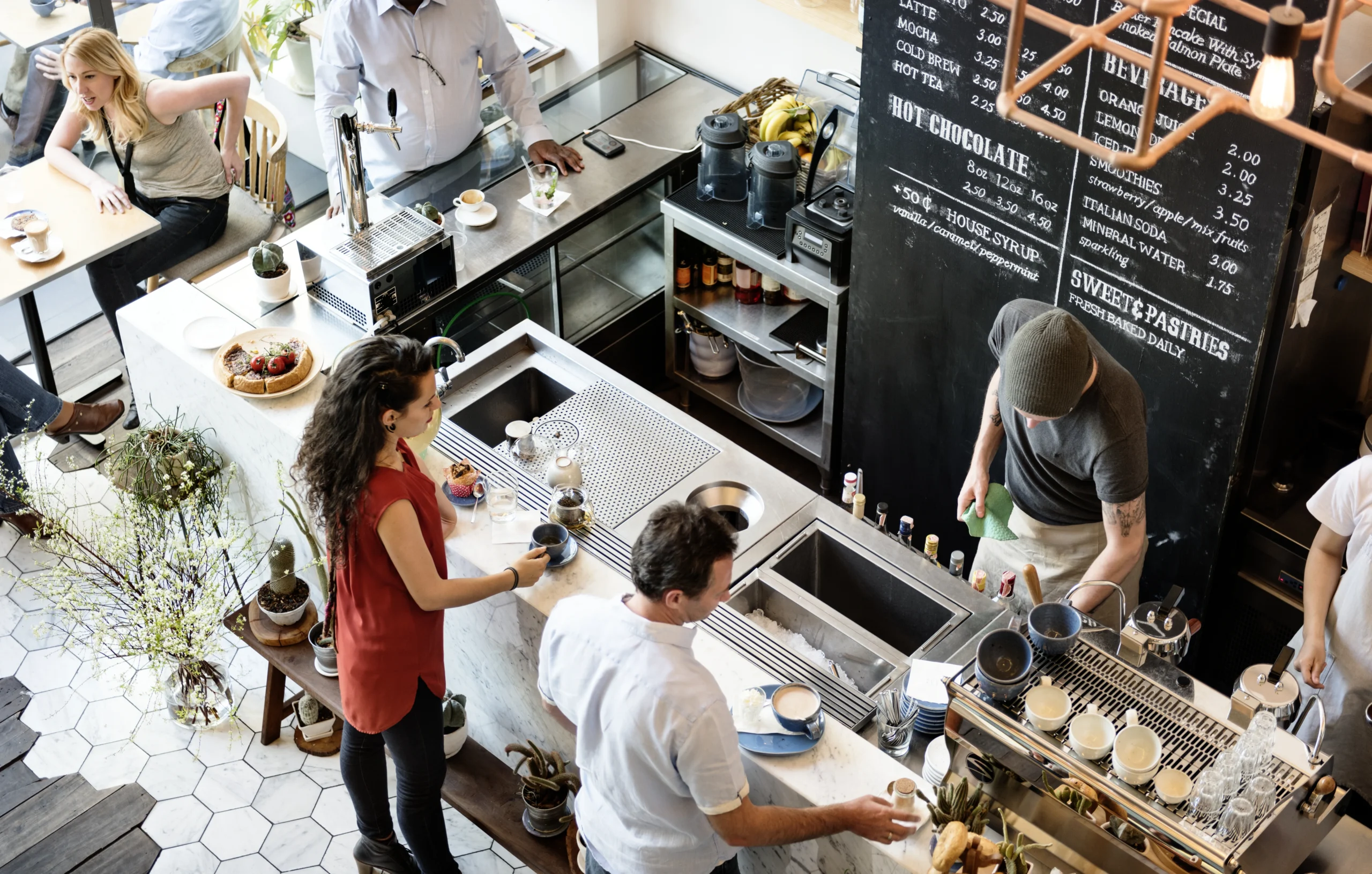 Como imagen destacada para este texto en el que hablamos de los modelos de franquicias de comida rápida, tenemos una fotografía ilustrativa de una cafetería.