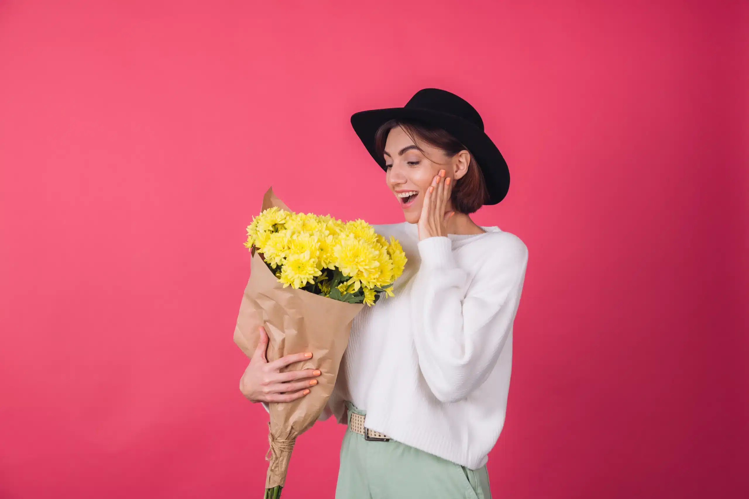Como imagen destacada para este texto en el que hablamos de la tradición de las flores amarillas el 21 de septiembre tenemos una fotografía ilustrativa de una mujer con flores amarillas en la mano.