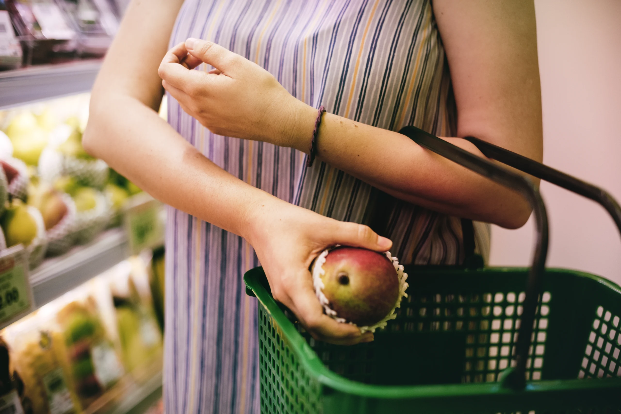 Como imagen destacada para este texto en el que hablamos del consumo consciente, tenemos una fotografía ilustrativa de una mujer comprando fruta en el supermercado. 