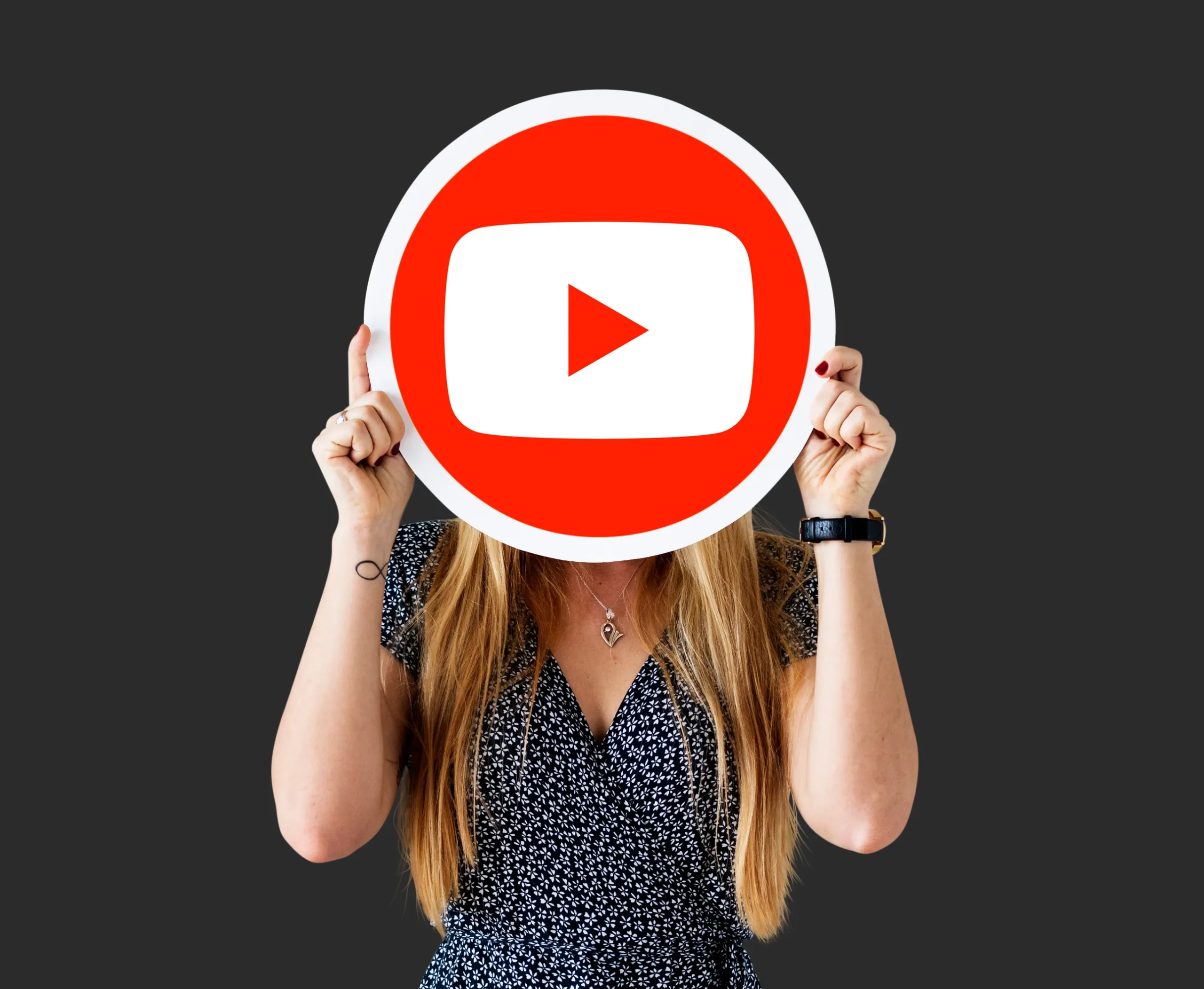 Como imagen destacada para este texto en el que hablamos de lo que paga Youtube a los creadores de contenido, tenemos una fotografía ilustrativa de una mujer tapándose la cara con el logo de Youtube. 