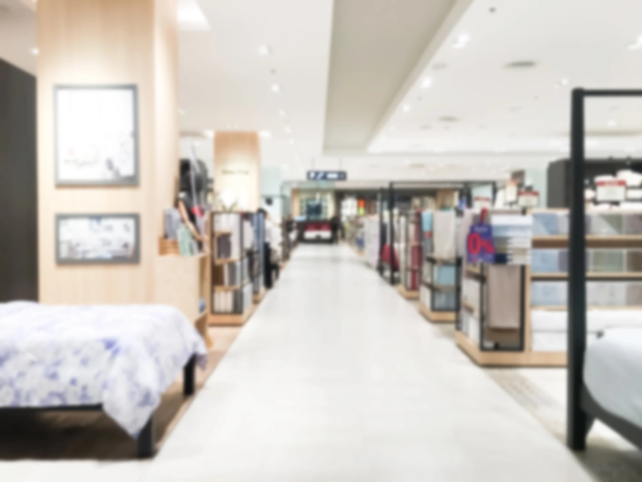 Como imagen destacada para este texto en el que hablamos de las tiendas departamentales, tenemos una fotografía ilustrativa de los pasillos de una tienda departamental.