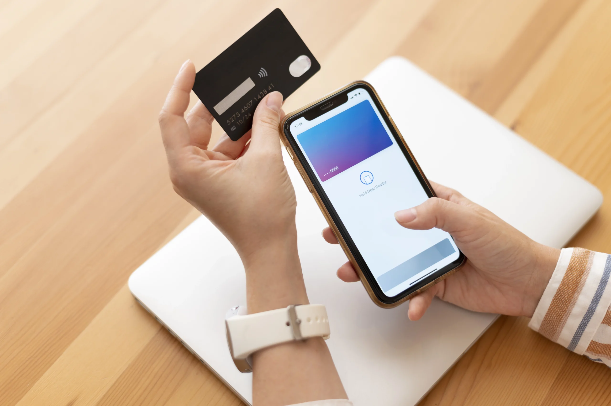 Como imagen destacada para este texto en el que hablamos del MTU y su configuración en otros bancos, tenemos una fotografía ilustrativa de una persona con su celular y una tarjeta en al mano.