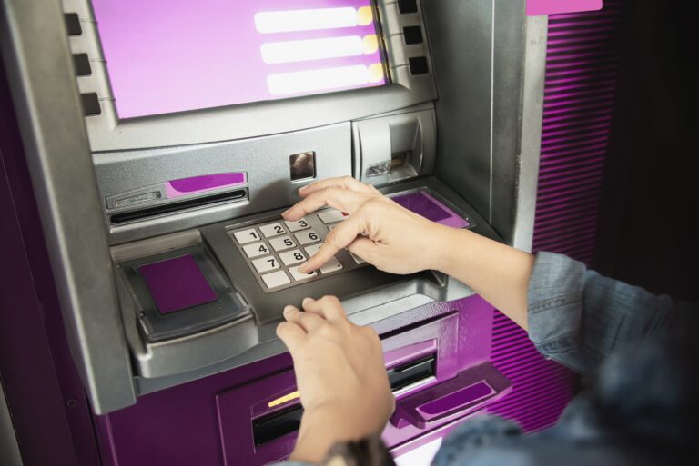 ¡Cuidado! Fraudes en cajeros automáticos, entérate qué tecla oprimir para evitarlos