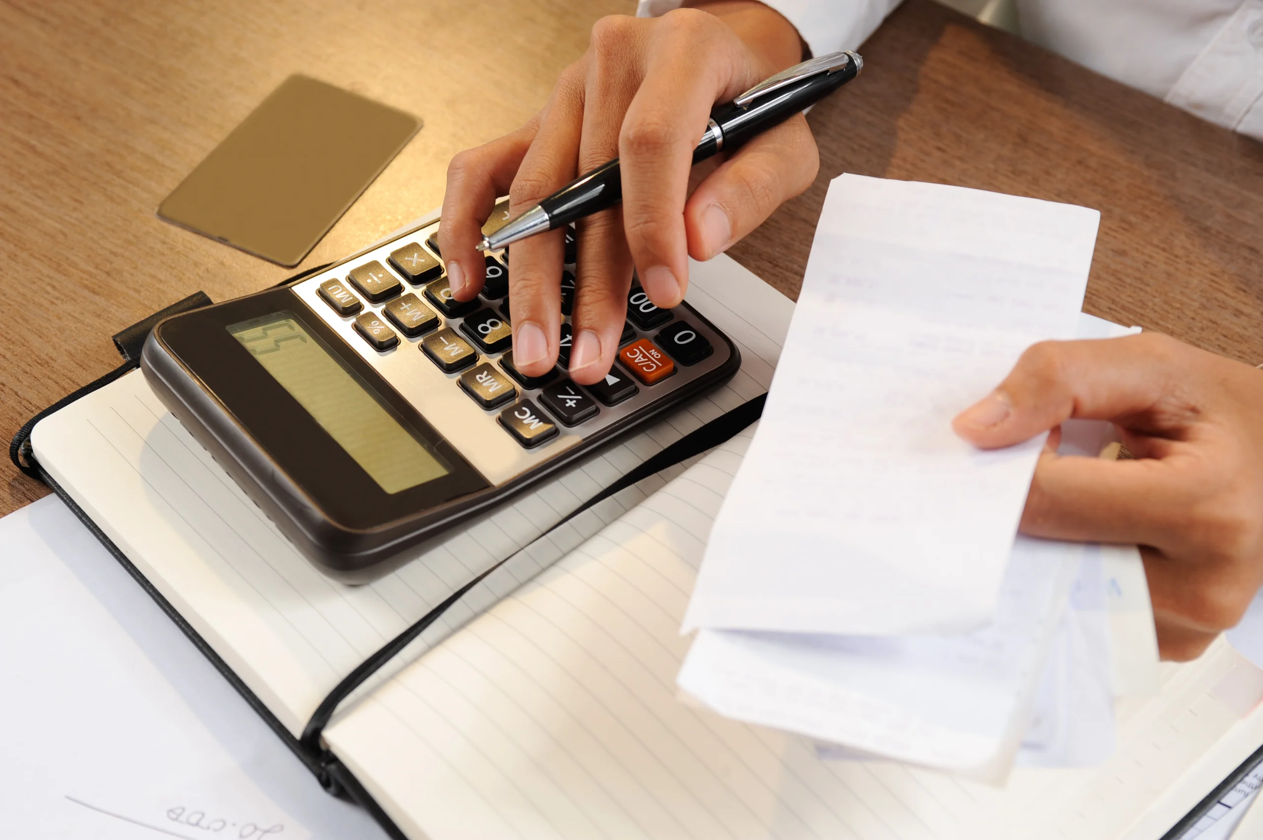 Como imagen destacada para este texto en el que hablamos de las nuevas regulaciones de parte del SAT para el sector Fintech, tenemos una fotografía ilustrativa en primer plano de persona con billetes y calcularlos.