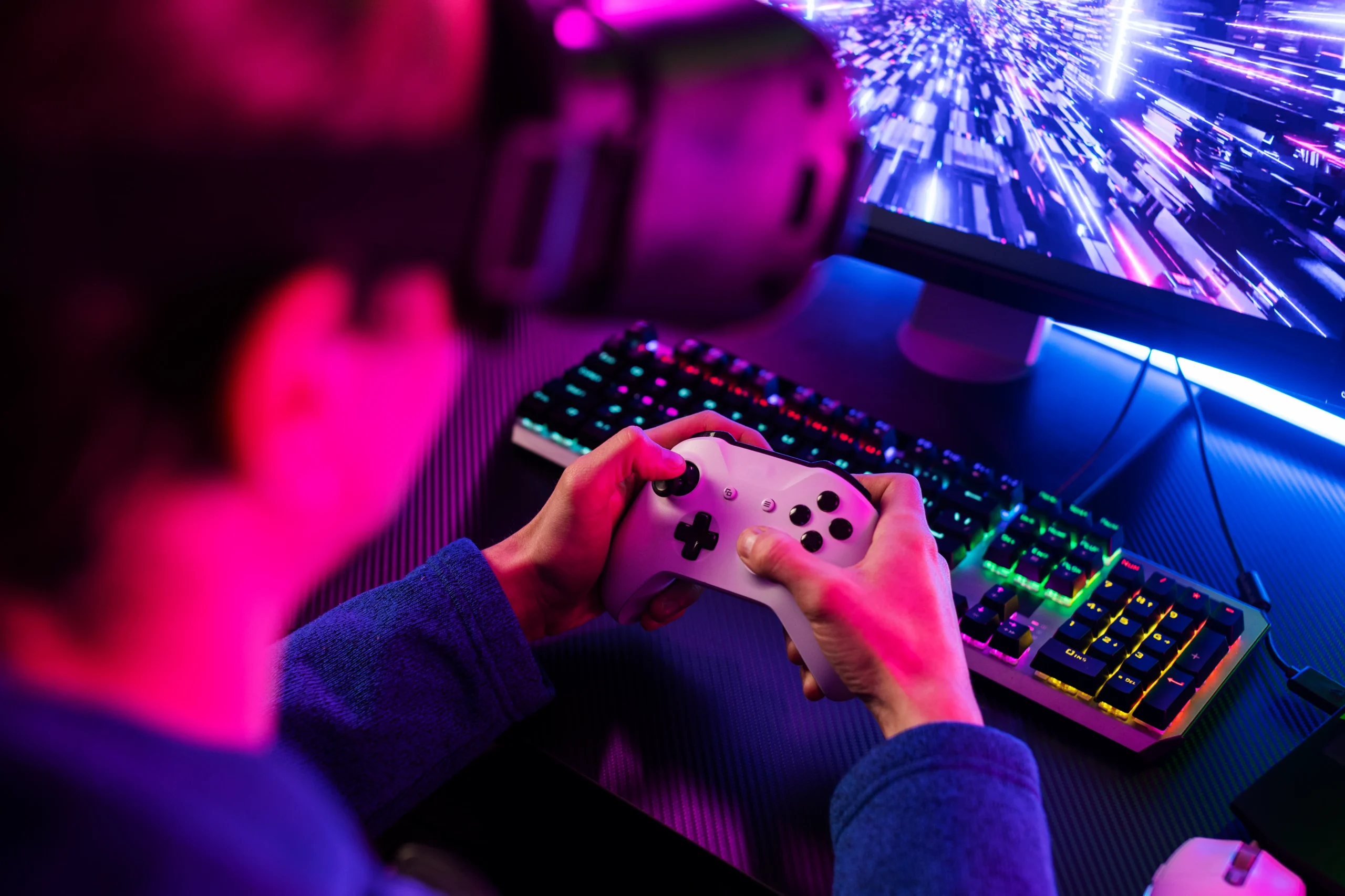 Como imagen destacada para este texto en el que hablamos de la integración de Xbox y LG a las pantallas de los coches a través del game pass, tenemos una fotografía ilustrativa con una persona jugando Xbox.