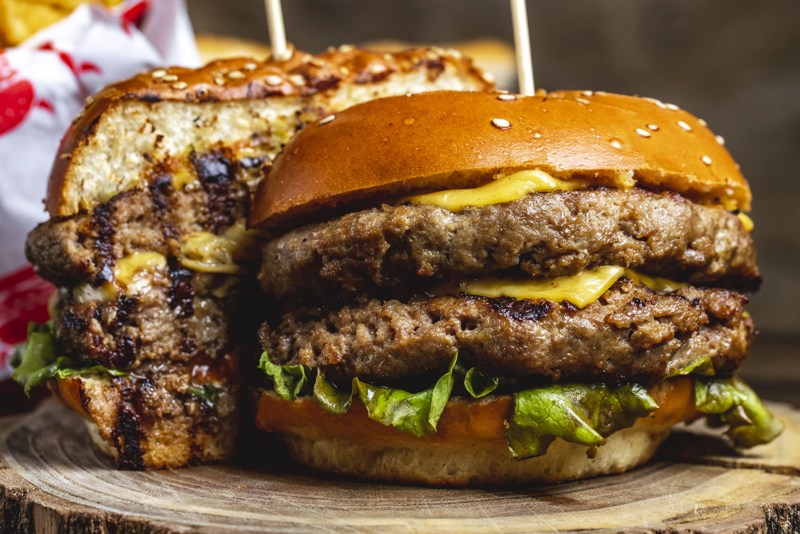 Como imagen destacada para este texto en el hablamos de una edición limitada de la hamburguesa mexicana, tenemos una fotografía ilustrativa de una mano sosteniendo una hamburguesa. 