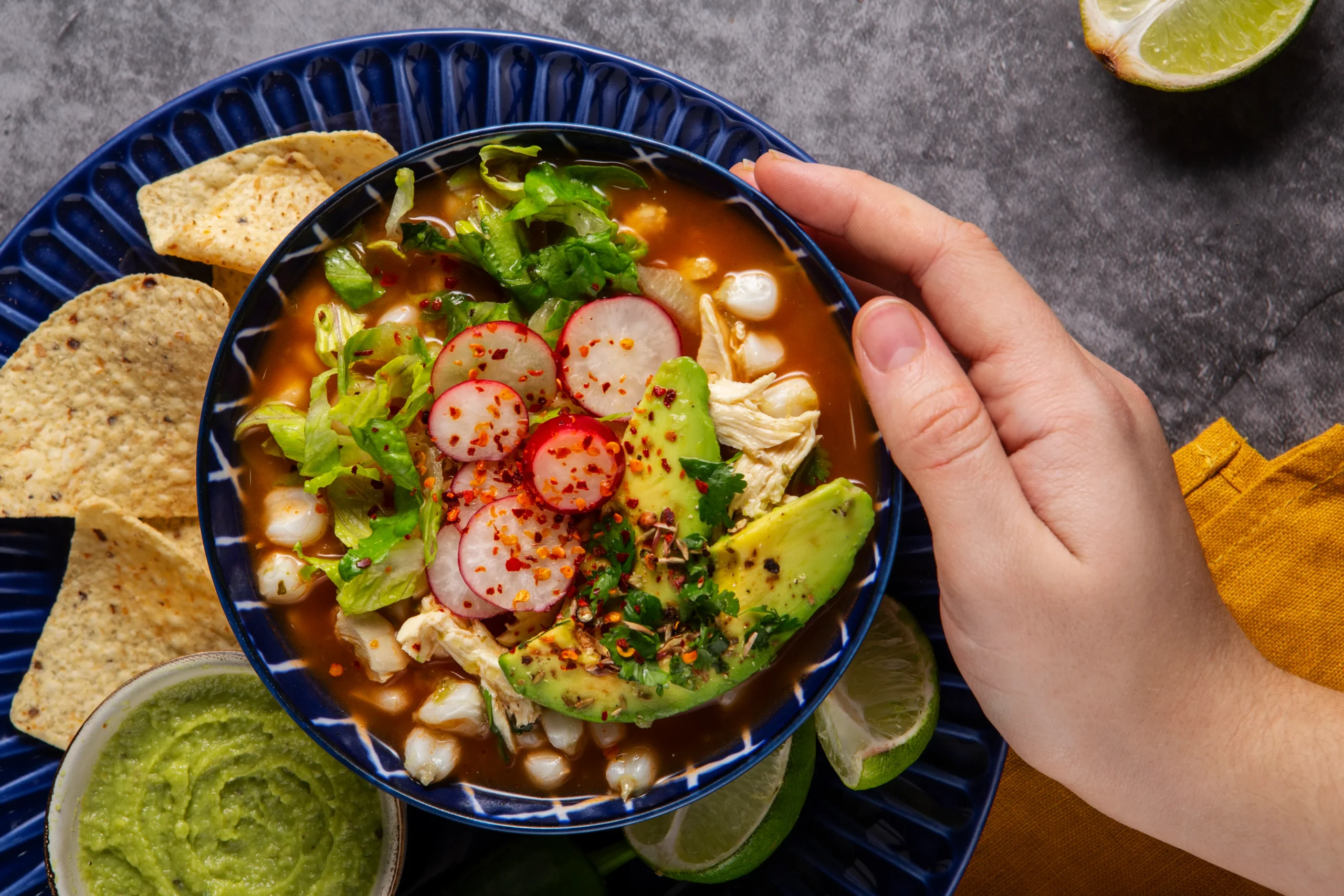Como imagen destacada para este texto en el que hablamos de cuanto costará la fiesta para gritar Viva México a los ciudadanos este 15 de septiembre, tenemos una fotografía ilustrativa de un plato de pozole. 