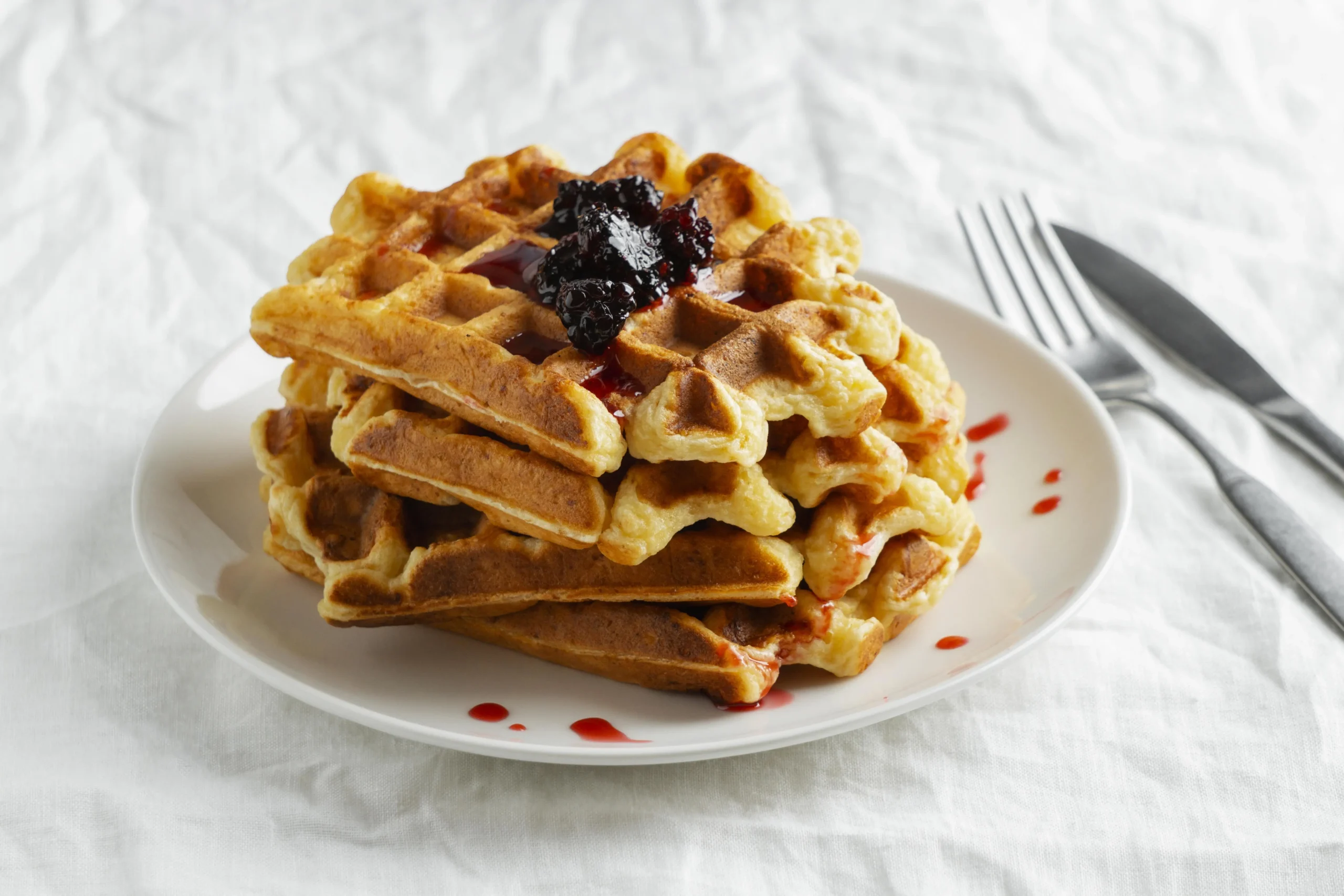 Como imagen destacada para este texto en el que hablamos de franquicias por menos de 250 mil pesos, tenemos una fotografía ilustrativa de unos wafles sobre la mesa.