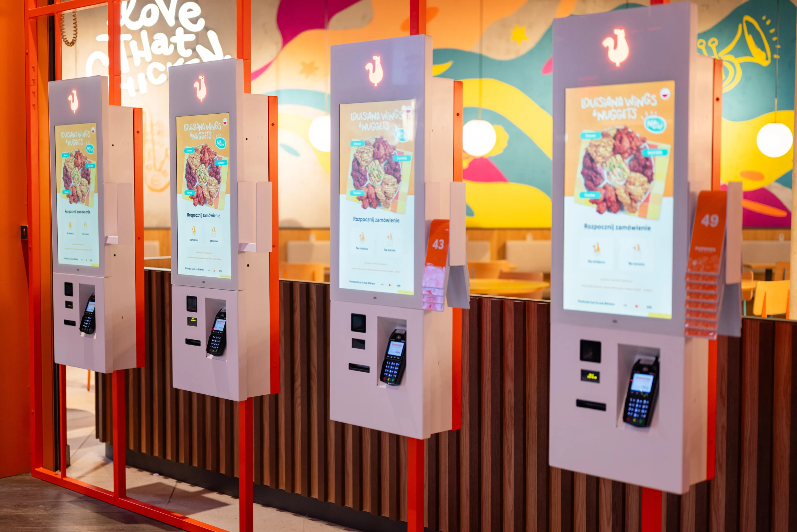 Como imagen destacada para este texto en el que hablamos de la nueva estrategia de McDonald’s, tenemos una fotografía ilustrativa de una de las  franquicias y sus nuevos cajeros.