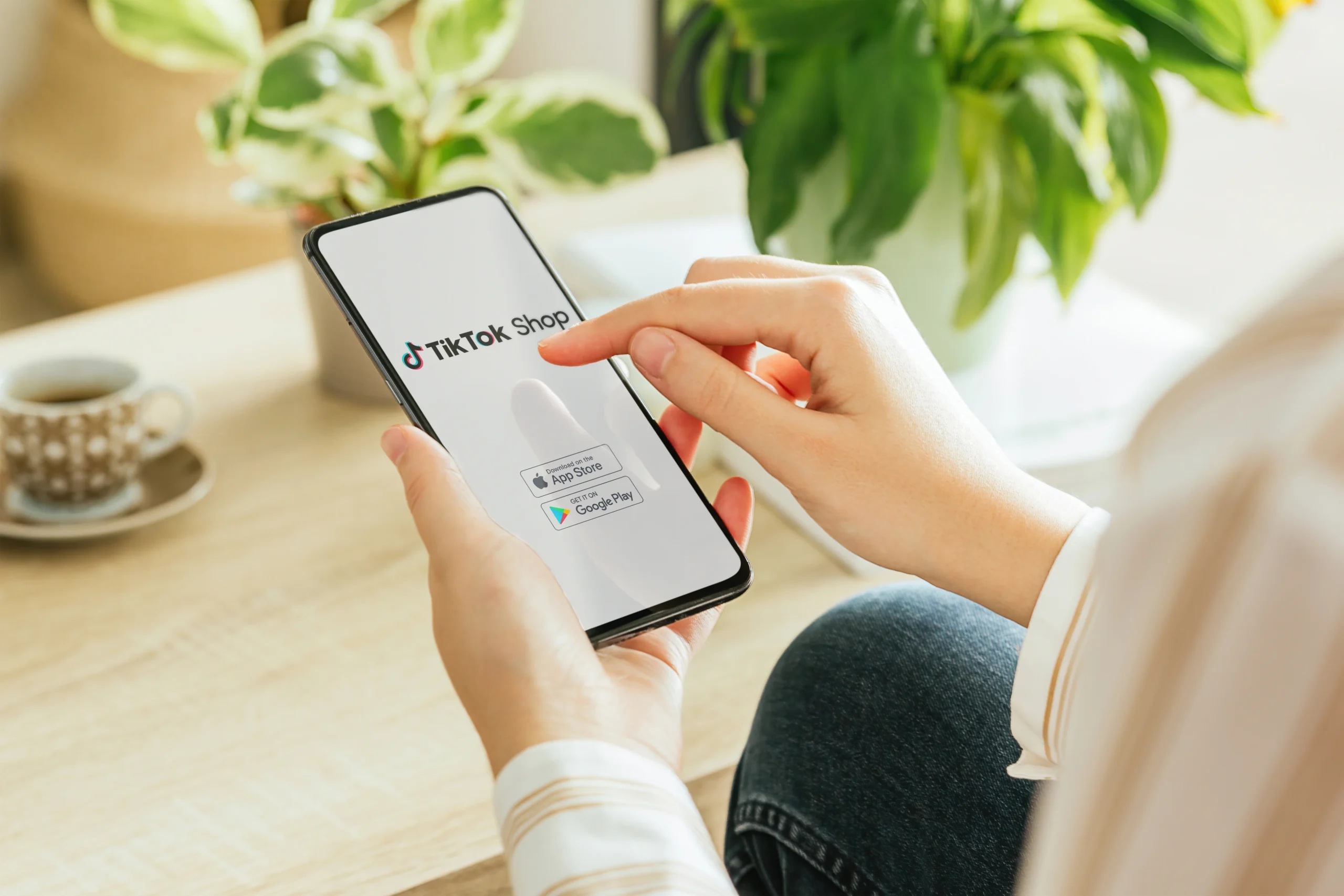 Como imagen destacada para este texto en el que hablamos del aumento de ventas en TikTok Shop, tenemos una imágen ilustrativa de una mujer utilizando la aplicación en su teléfono celular.