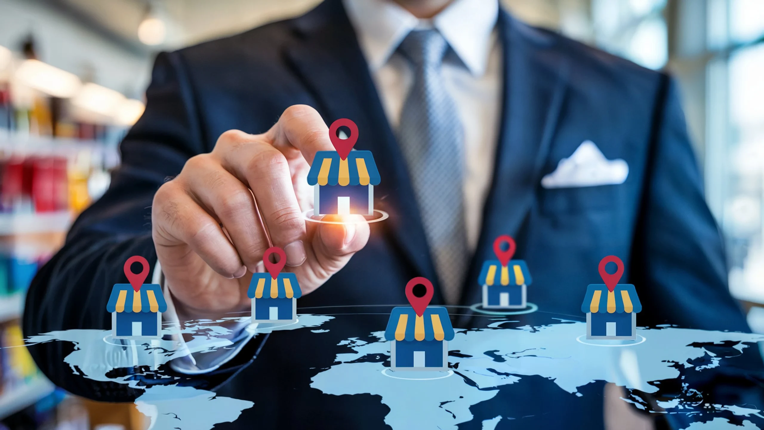 Como imagen destacada para este texto en el que hablamos de la asignación de México como sede de la FIAF 2027, tenemos una imagen ilustrativa de una mano dibujando el logo de las franquicias en un pizarrón de cristal.